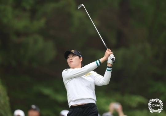 아이언 티샷하는 방신실