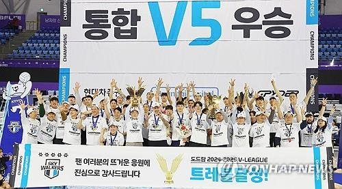남자 프로배구 구단 첫 트레블을 달성한 현대캐피탈. 사진[연합뉴스]