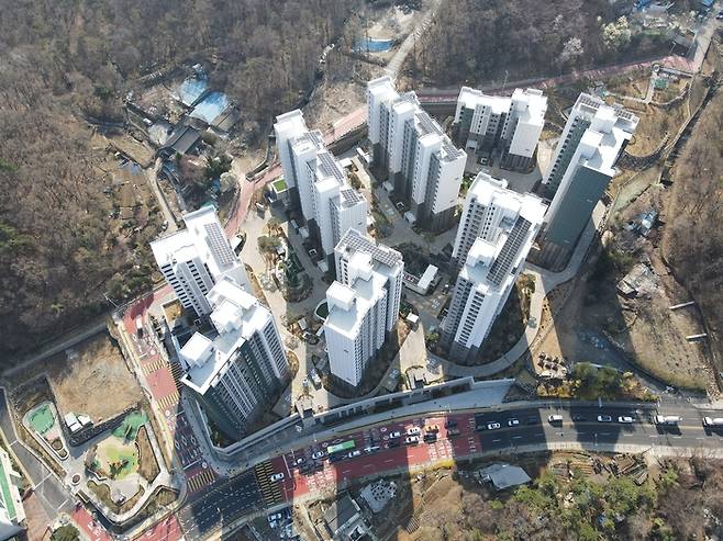 내달 입주를 앞둔 신림3구역 재개발 단지인 서울대벤처타운역 푸르지오 아파트 . 관악구