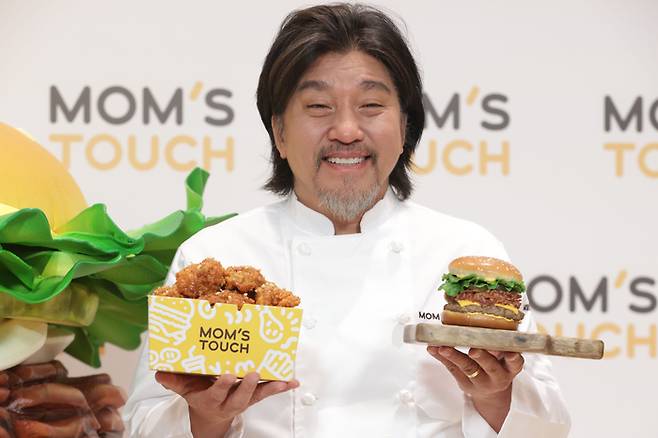 에드워드 리 셰프가 지난 1월 21일 오전 서울 중구 신라호텔 영빈관에서 열린 맘스터치-에드워드 리 협업 신메뉴 ‘에드워드 리 셰프 컬렉션 3종’ 출시 기념 포토 이벤트에서 포즈를 취하고 있다. [사진 = 연합뉴스]