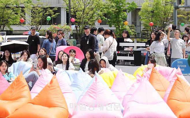 봄을 맞아 광화문, 청계천 등지에서 서울 야외 도서관이 개장한 가운데 광화문 광장을 찾은 시민들과 관광객들이 책을 보며 휴식을 취하고 있다.

올해로 4년 차를 맞이하는 서울 야외 도서관은, 광화문광장 ‘광화문 책 마당’, 청계천 ‘책 읽는 맑은 냇가’는 23일 개장하고, 서울광장 ‘책 읽는 서울광장’은 어린이날을 맞아 5월 3일 문을 연다. 서울 야외 도서관 세 곳 모두 금, 토, 일 주 3일제로 운영한다. 4~6월, 9~11월 초로 나눠 운영된다. 2025.04.23[이충우 기자]