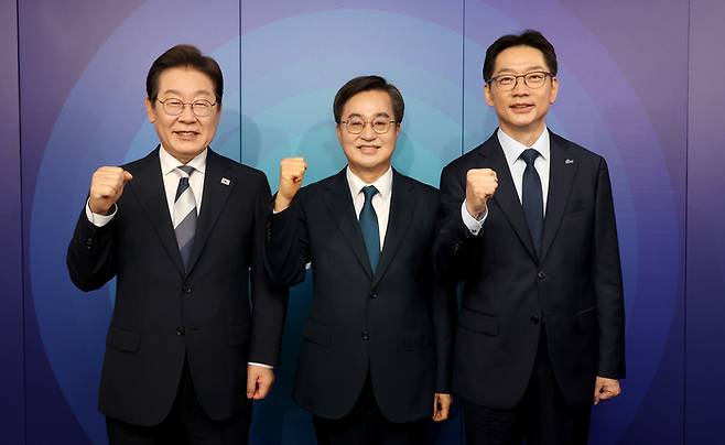 더불어민주당 이재명(왼쪽부터), 김동연, 김경수 대선 경선 후보가 23일 서울 여의도 오마이TV 스튜디오에서 열린 오마이TV 초청 토론회 시작에 앞서 기념 촬영하고 있다. [사진 출처 = 연합뉴스]