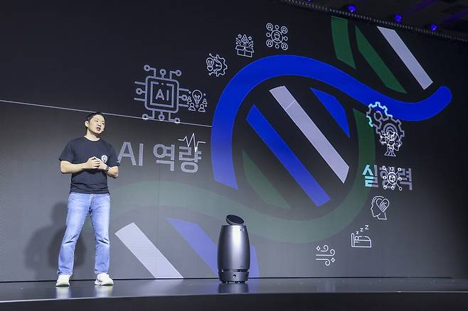 최성환 SK네트웍스 사업총괄 사장 겸 나무엑스 총괄어드바이저가 23일 서울 광진구 워커힐 호텔에서 열린 쇼케이스에서 웰니스 로봇 '나무엑스'를 소개하고 있다.  SK네트웍스