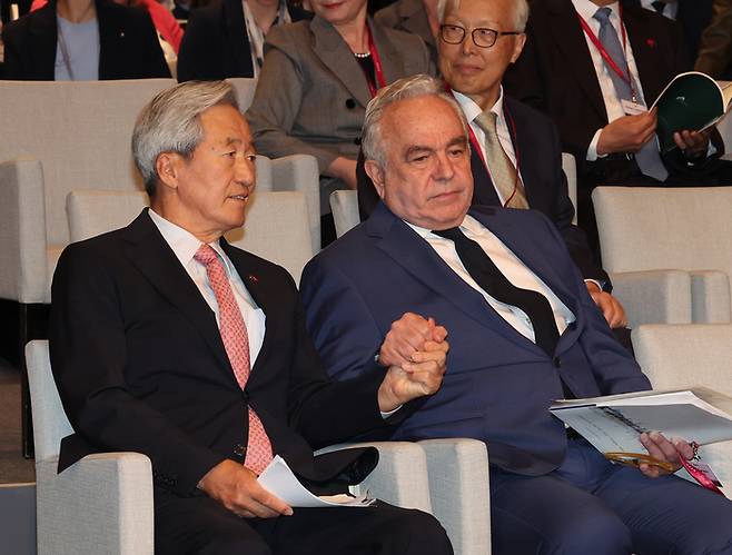 23일 아산정책연구원 주최로 서울 용산구 그랜드 하얏트 서울에서 열린 ‘아산플래넘 2025’에서 정몽준 아산정책연구원 명예이사장(왼쪽)이 커트 캠벨 전 미국 국무부 부장관과 손을 잡고 인사하고 있다. 연합뉴스