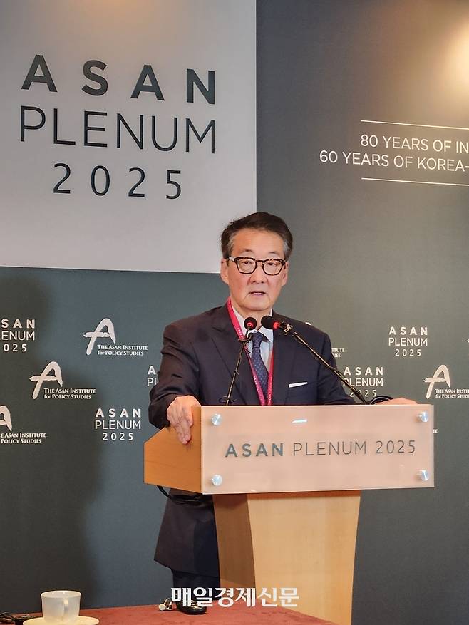23일 아산정책연구원 주최로 서울 용산구 그랜드 하얏트 서울에서 열린 ‘아산플래넘 2025’에 참석한 빅터 차 전략국제문제연구소(CSIS) 한국석좌가 기자회견을 진행하고 있다. 김상준 기자