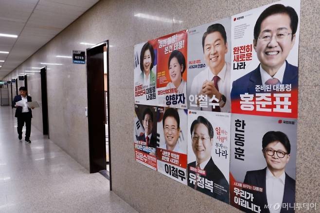 (서울=뉴스1) 안은나 기자 = 국민의힘 대선 경선 후보 1차 컷오프를 앞둔 22일 서울 여의도 국회에 나경원, 양향자, 안철수, 홍준표, 김문수, 이철우, 유정복, 한동훈 후보 포스터가 붙어있다. 2025.4.22/뉴스1  Copyright (C) 뉴스1. All rights reserved. 무단 전재 및 재배포,  AI학습 이용 금지. /사진=(서울=뉴스1) 안은나 기자