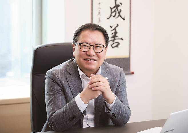 단국대에 총 10억원의 발전기금을 기부한 고정용 아이젠파마코리아 대표./사진제공=단국대