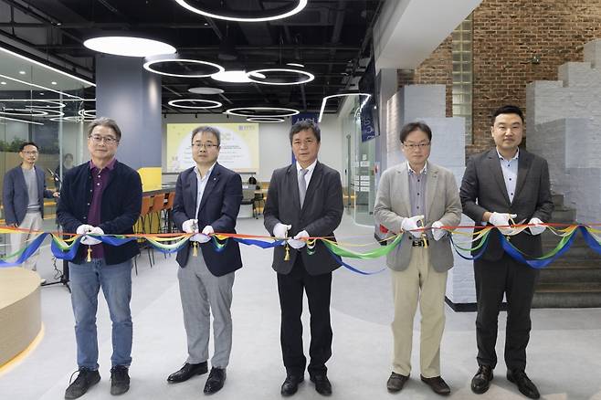 'COC 개소식'에 참석한 상명대 관계자들이 테이프를 자르고 있다./사진제공=상명대