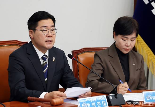 [서울=뉴시스] 고승민 기자 = 박찬대 더불어민주당 대표 직무대행이 23일 서울 여의도 국회에서 열린 최고위원회의에서 발언하고 있다. 2025.04.23. kkssmm99@newsis.com /사진=고승민