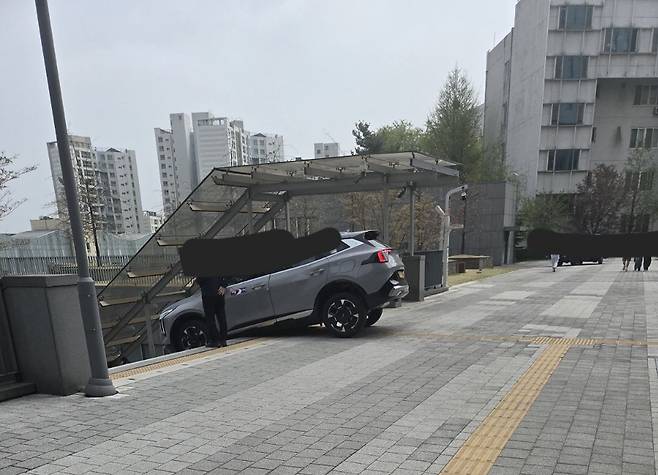 지난 18일 오전 서울 동작구 중앙대학교에서 택시가 계단으로 돌진하는 사고가 발생했다./사진=중앙대 온라인 커뮤니티 갈무리.