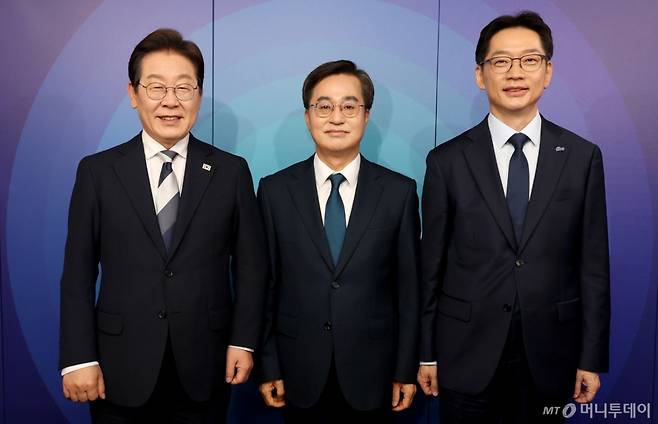 [서울=뉴시스] 국회사진기자단 = 이재명(왼쪽부터), 김동연, 김경수 제21대 대통령 선거 더불어민주당 경선 후보가 23일 서울 여의도 오마이TV 스튜디오에서 열린 오마이TV 초청 토론회 시작에 앞서 기념촬영을 하고 있다. 2025.04.23. photo@newsis.com /사진=