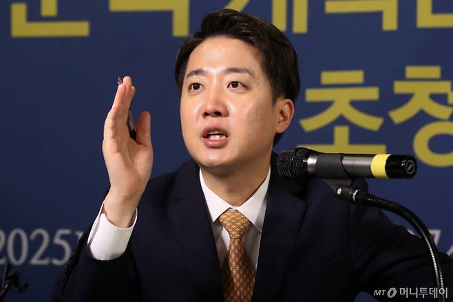 (대구=뉴스1) 공정식 기자 = 이준석 개혁신당 대선 예비후보가 17일 오전 대구 남구 이천동 대구아트파크에서 열린 아시아포럼21 초청토론회에 참석해 질문에 답하고 있다. 2025.4.17/뉴스1 Copyright (C) 뉴스1. All rights reserved. 무단 전재 및 재배포, AI학습 이용 금지. /사진=(대구=뉴스1) 공정식 기자