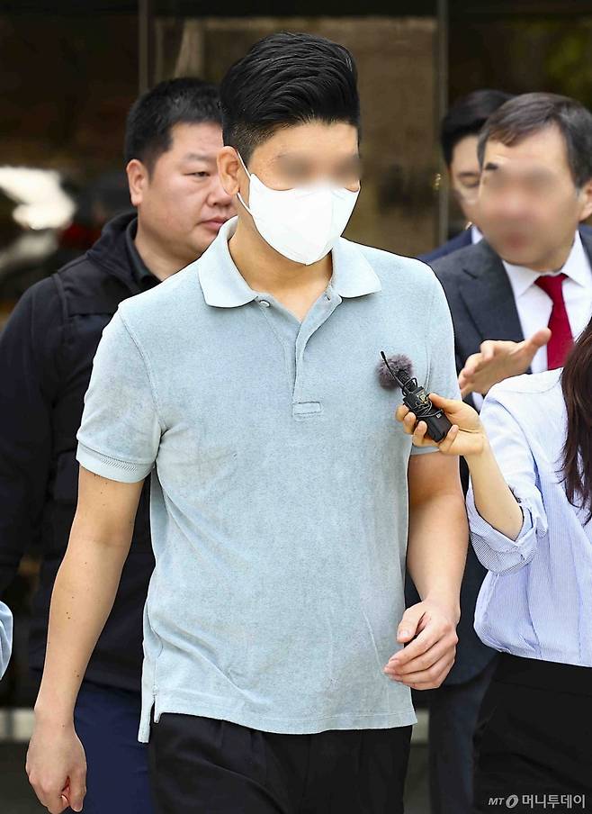 마약 투약 혐의를 받는 이철규 국민의힘 의원 아들 이 모씨가 23일 서울 서초구 서울중앙지방법원에서 구속 전 피의자심문(영장실질심사)을 마치고 청사 밖으로 나서고 있다./사진=뉴시스