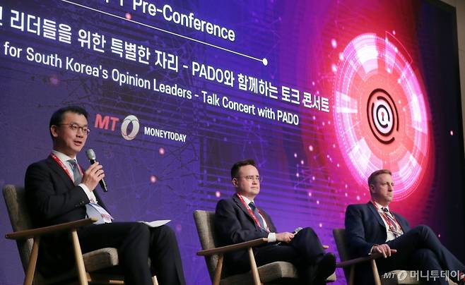 앤소니 킴 헤리티지재단 국제경제 선임연구원 및 국제협력매니저, 나일 가디너 헤리티지재단 마가렛 대처 자유 센터장, 에릭 혼츠 CIPE 책임투자센터 소장(왼쪽부터)이 23일 영등포구 콘래드 서울 호텔에서 머니투데이 주최로 진행된 '2025 키플랫폼' 사전행사 '대한민국 오피니언 리더들을 위한 특별한 자리-PADO와 함께하는 토크 콘서트'에서 트럼프 2기 시대의 한미 관계 전망에 대해 강연하고 있다. /사진=김창현 chmt@