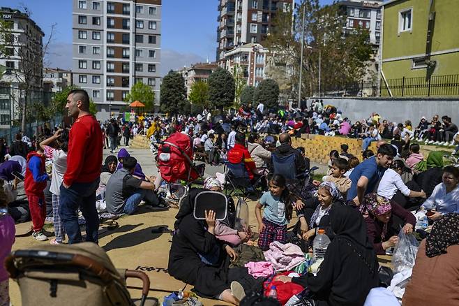 23일(현지시간) 낮 12시49분쯤 튀르키예 이스탄불 인근에서 규모 6.2 지진이 발생한 뒤 시민들이 건물 밖으로 나와 이스탄불의 한 공원에 모여있다. /AFPBBNews=뉴스1
