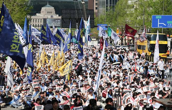 전국 의과대학 학생들이 정부의 의과대학 입학정원 증원 처분을 막아달라며 집단으로 신청한 집행정지에 대해 법원이 각하 결정을 내렸다. 사진은 지난 20일 서울 중구 숭례문 일대에서 열린 '의료정상화를 위한 전국의사궐기대회'에 참석한 의대생들이 구호를 외치고 있는 모습. /사진=뉴스1