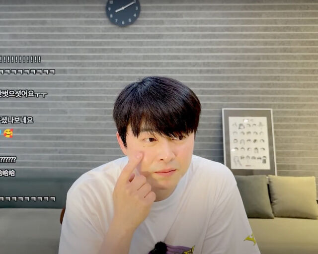 청계산댕이레코즈는 눈 밑 점을 가리키고는 조정석이 아니라며 정체를 부인했다. /유튜브 '청계산댕이레코즈' 캡처