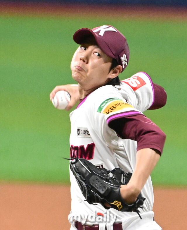 2025년 4월 22일 오후 서울 고척스카이돔에 진행된 '2025 신한 SOL뱅크 KBO 리그' 두산 베어스와 키움 히어로즈의 경기. 키움 선발투수 하영민이 역투하고 있다./고척=유진형 기자 zolong@mydaily.co.kr