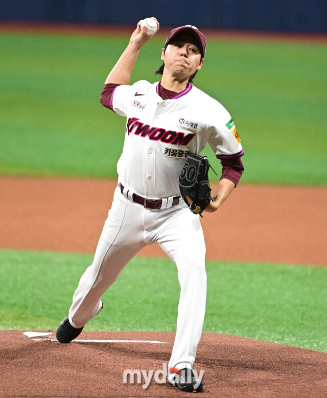2025년 4월 22일 오후 서울 고척스카이돔에 진행된 '2025 신한 SOL뱅크 KBO 리그' 두산 베어스와 키움 히어로즈의 경기. 키움 선발투수 하영민이 역투하고 있다./고척=유진형 기자 zolong@mydaily.co.kr
