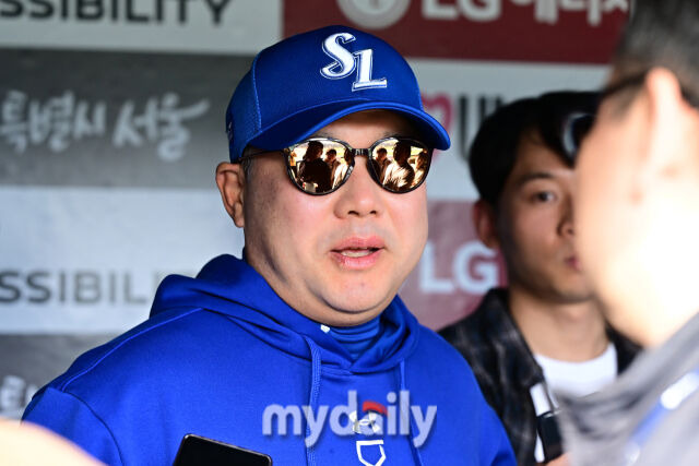 16일 서울 잠실야구장에서 열린 '2025 신한 SOL BANK KBO리그' 삼성 라이온즈와 LG 트윈스 경기. 삼성 박진만 감독이 인터뷰를 하고 있다./마이데일리