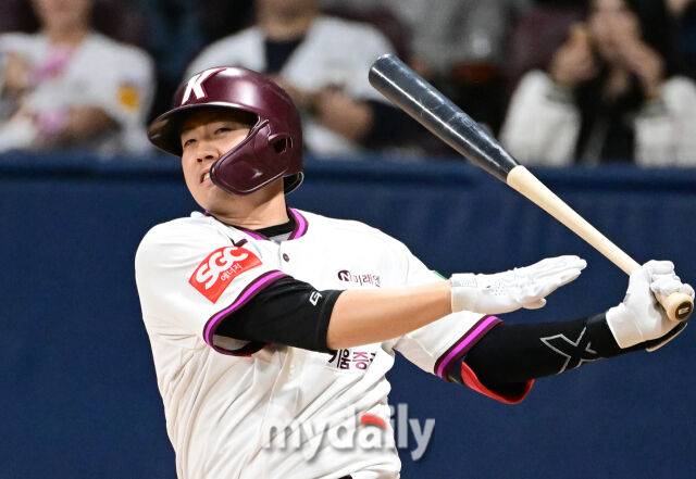 2025년 4월 22일 오후 서울 고척스카이돔에 진행된 '2025 신한 SOL뱅크 KBO 리그' 두산 베어스와 키움 히어로즈의 경기. 키움 오선진이 6회말 2사 2루서 안타를 치고 있다./고척=유진형 기자 zolong@mydaily.co.kr