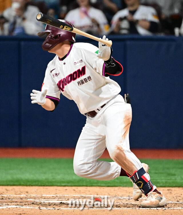 2025년 4월 22일 오후 서울 고척스카이돔에 진행된 '2025 신한 SOL뱅크 KBO 리그' 두산 베어스와 키움 히어로즈의 경기. 키움 오선진이 6회말 2사 2루서 안타를 치고 있다./고척=유진형 기자 zolong@mydaily.co.kr