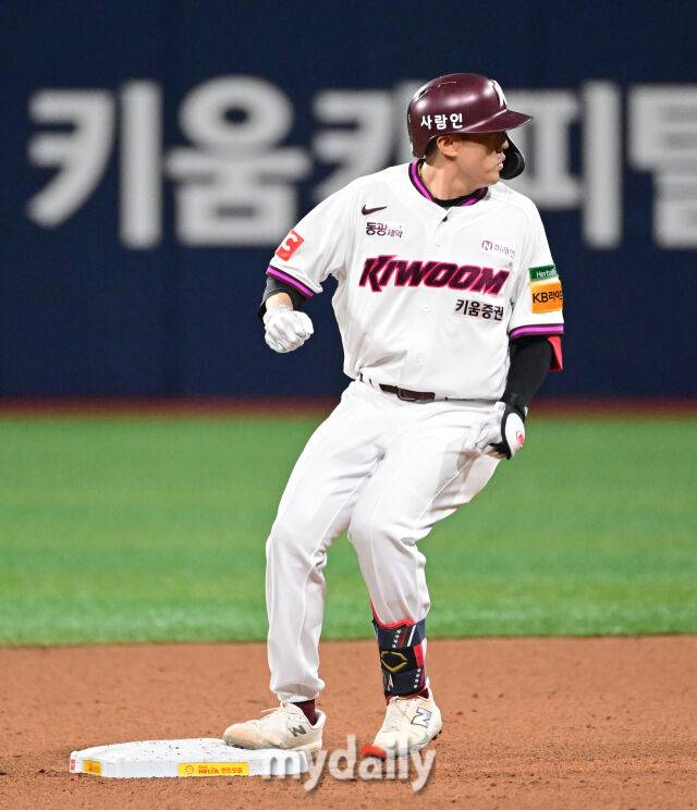 2025년 4월 22일 오후 서울 고척스카이돔에 진행된 '2025 신한 SOL뱅크 KBO 리그' 두산 베어스와 키움 히어로즈의 경기. 키움 오선진이 2회말 1사 1.2루서 1타점 2루타를 친 뒤 베이스를 밟고 있다./고척=유진형 기자 zolong@mydaily.co.kr