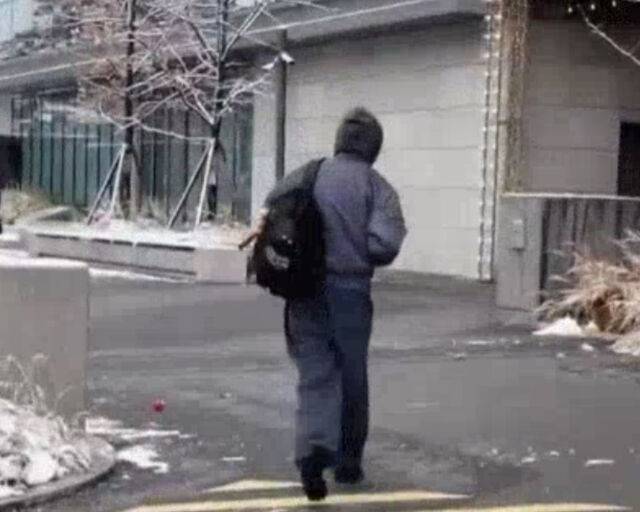 SM 엔터테인먼트 연습실에서 윤상의 둘째 아들 이준영으로 추정되는 인물이 찍혀 화제다. / 온라인 커뮤니티 캡처