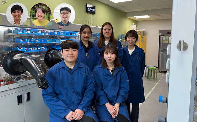 이번 연구를 수행한 백윤정(뒷줄 오른쪽) KAIST 화학과 교수 연구팀.[KAIST 제공]