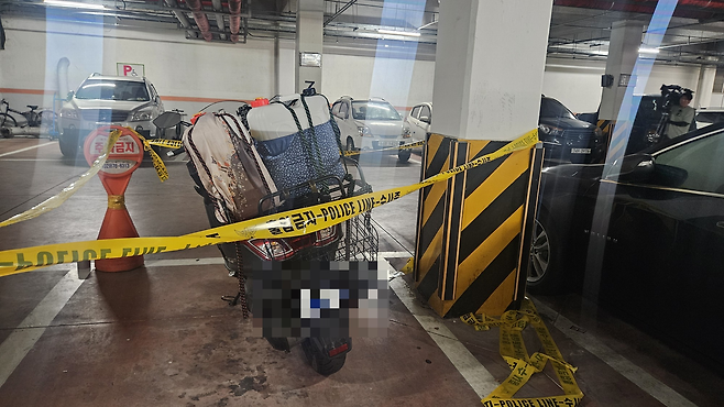 21일 오전 서울 관악구 봉천동의 한 아파트 지하주차장에서 이 아파트에 방화를 저지른 용의자의 오토바이가 발견됐다. 오토바이 뒤에는 2통의 기름통이 발견됐다. 박지영 기자.