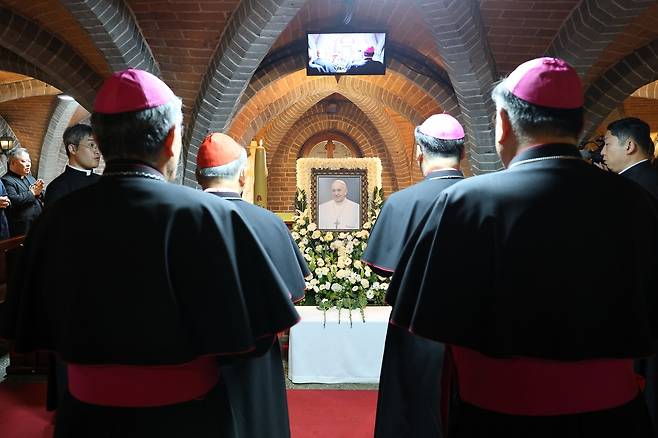 천주교 서울대교구 주교단이 지난 22일 오후 서울 중구 명동대성당에 마련된 프란치스코 교황 공식 분향소를 찾아 조문하고 있다.  [천주교 서울대교구 제공]