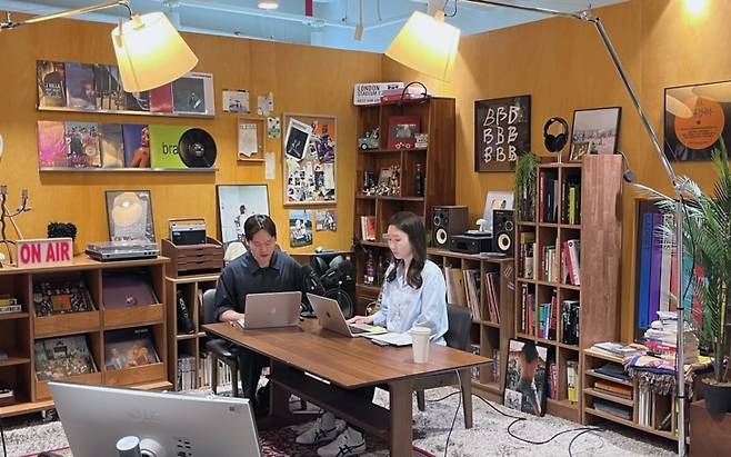 이인섭(왼쪽) 마케팅 매니저, 우보름(오른쪽) 광고 전략 매니저가 웨비나에 참석한 1000여명의 셀러에게 토스쇼핑에 대해 설명하고 있다. [토스]