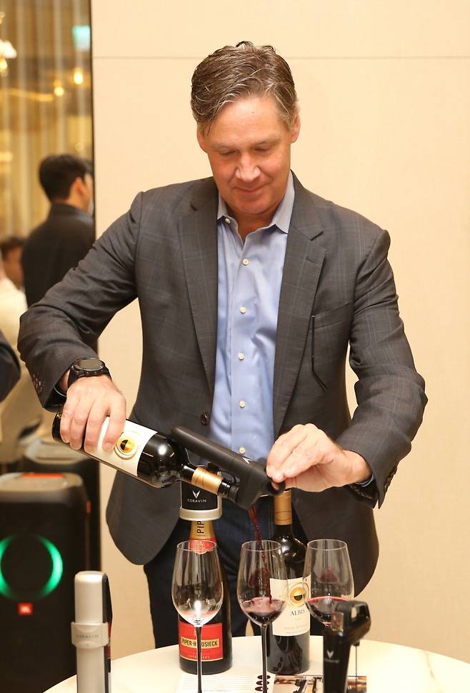 방한한 미국 그레그 람브레트(Greg Lambrecht) 코라빈 발명가가 지난 22일 클럽코라빈에서 코라빈을 이용해 와인을 따르고 있다. [아영FBC제공]