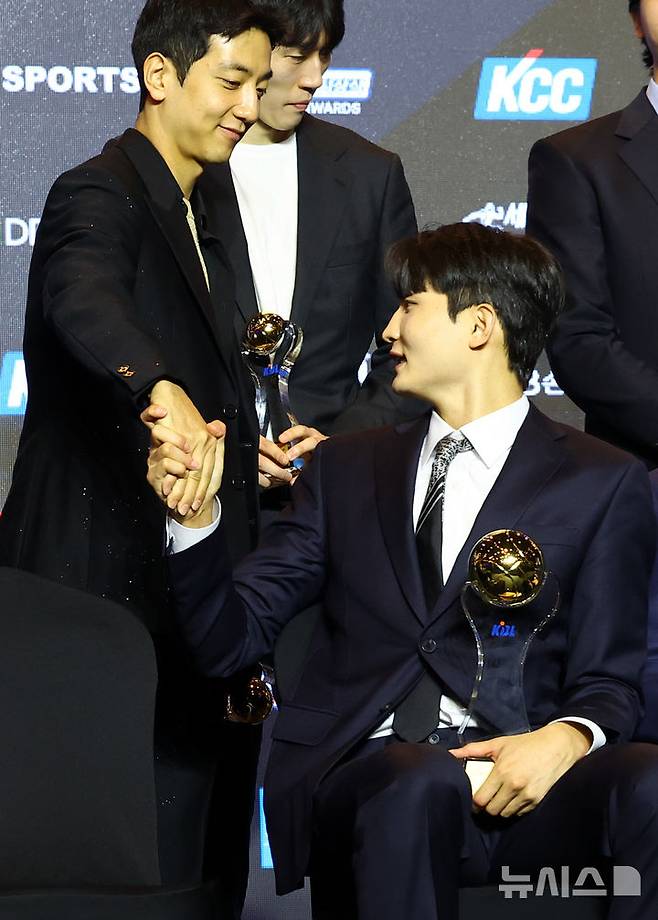 [서울=뉴시스] 박주성 기자 = 지난 9일 서울 삼성동 그랜드 인터컨티넨탈 서울 파르나스 그랜드 볼룸에서 열린 2024~2025시즌 KCC 프로농구 시상식에서 국내선수 MVP를 수상한 SK 나이츠 안영준이 KT 소닉붐 허훈과 이야기를 나누고 있다. 2025.04.09. park7691@newsis.com