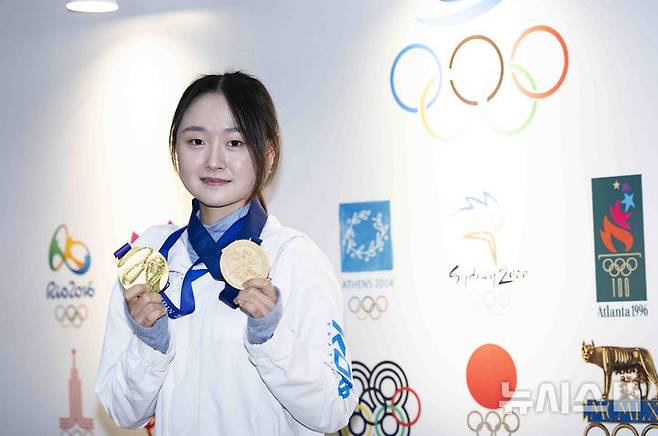 [서울=뉴시스] 김근수 기자 = 여자 피겨스케이팅 국가대표 김채연이 23일 서울 노원구 태릉 국제스케이팅장에서 뉴시스와 인터뷰를 마치고 기념촬영을 하고 있다. 2025.04.23. ks@newsis.com