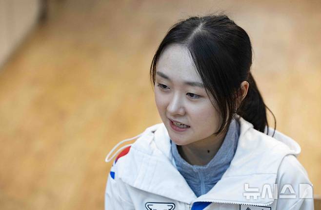 [서울=뉴시스] 김근수 기자 = 여자 피겨스케이팅 국가대표 김채연이 23일 서울 노원구 태릉 국제스케이팅장에서 뉴시스와 인터뷰를 하고 있다. 2025.04.23. ks@newsis.com