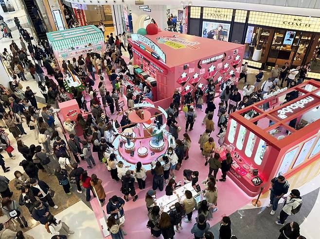 [서울=뉴시스] 에이피알이 지난달 홍콩 몽콕 지역의 대형 쇼핑센터 '모코몰(Moko Mall)'에서 진행한 팝업 스토어에 행사 기간 누적 약 5만 명이 방문했다고 23일 밝혔다. (사진=에이피알 제공) *재판매 및 DB 금지