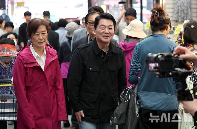 [대구=뉴시스] 이무열 기자 = 안철수 제21대 대통령 선거 국민의힘 경선 후보가 지난 21일 대구 남구 관문시장을 방문해 시장을 둘러보고 있다. 2025.04.21. lmy@newsis.com