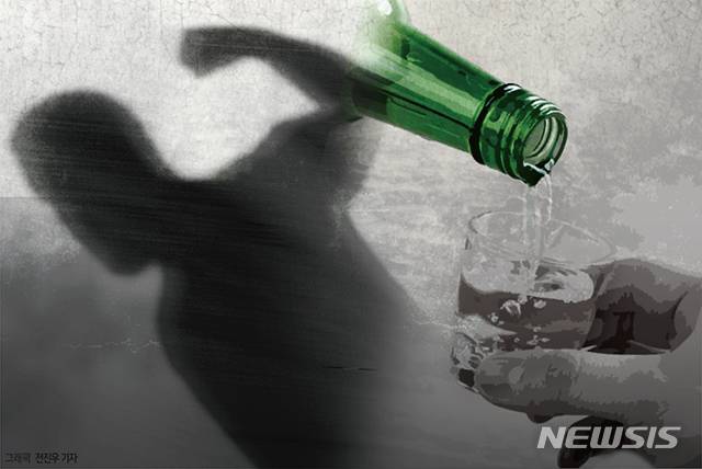 [서울=뉴시스]서울 지하철 4호선 미아역 인근 마트에서 흉기를 휘둘러 행인을 사망케 한 30대 남성이 매장에 진열된 소주를 다량 집어 마신 것으로 확인됐다. (사진=뉴시스 DB) 2025.04.23. photo@newsis.com