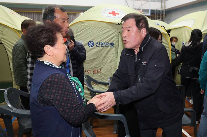 [산청=뉴시스] 이승화 산청군수 산불 현장 방문 (사진=산청군 제공) 2025. 04. 23. photo@newsis.com *재판매 및 DB 금지