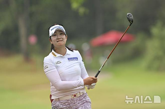 [파타야=AP/뉴시스] 김아림이 23일(현지 시간) 태국 파타야 촌부리의 시암 컨트리클럽 올드코스에서 열린 미국여자프로골프(LPGA) 혼다 LPGA 타일랜드 최종 라운드 7번 홀에서 티샷 후 타구를 바라보고 있다. 김아림은 최종 합계 17언더파 271타 6위로 대회를 마쳤다. 2025.02.23.