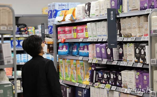 [서울=뉴시스] 김금보 기자 = 17일 서울 시내 한 대형마트 생필품 판매대에 생리대 상품이 진열돼 있다. 2024.04.17. kgb@newsis.com