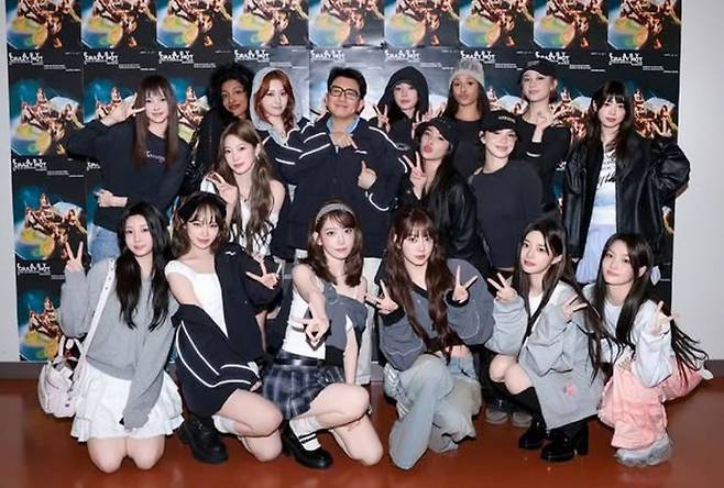 [서울=뉴시스] 방시혁 하이브(HYBE) 의장이 걸그룹 르세라핌, 아일릿, 캣츠아이 멤버들과 단체 사진을 찍었다. (사진=방시혁 인스타그램 캡처) 2025.04.23. photo@newsis.com  *재판매 및 DB 금지