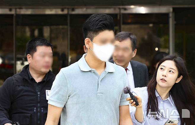 [서울=뉴시스] 김근수 기자 = 마약 투약 혐의를 받는 이철규 국민의힘 의원 아들 이 모씨가 23일 서울 서초구 서울중앙지방법원에서 구속 전 피의자심문(영장실질심사)을 마치고 청사 밖으로 나서고 있다. 이씨는 지난해 10월 29일 이른바 '던지기' 수법으로 서울 서초구 한 건물의 화단에 묻힌 액상 대마를 찾으려다 미수에 그친 혐의로 경찰에 검거됐다. 이씨는 체포 직후 간이 시약 검사에서 음성 반응을 보였으나 이후 국립과학수사연구원 감정 결과 이씨의 모발에서 대마 양성 반응이 나온 것으로 알려졌다. 2025.04.23. ks@newsis.com