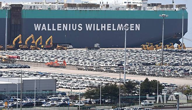 [평택=뉴시스] 김종택 기자 = 21일 경기 평택항 자동차 전용부두에 선적을 기다리는 수출용 차량이 세워져 있다.도널드 트럼프 미국 대통령의 관세 부과 여파로 대미 수출액은 두 자릿수 넘게 감소했다.21일 관세청에 따르면 이달 1∼20일까지 수출액은 339억 달러로 작년 같은 기간보다 5.2%(18억7천만 달러) 감소했다.이달 20일 간 수출의 경우 전년 같은 기간 대비 반도체가 10.7%로 크게 증가한 반면 전통적 수출효자 종목인 승용차(6.5%), 석유제품(22.0%), 자동차 부품(1.7%) 등은 감소했다. 2025.04.21. jtk@newsis.com