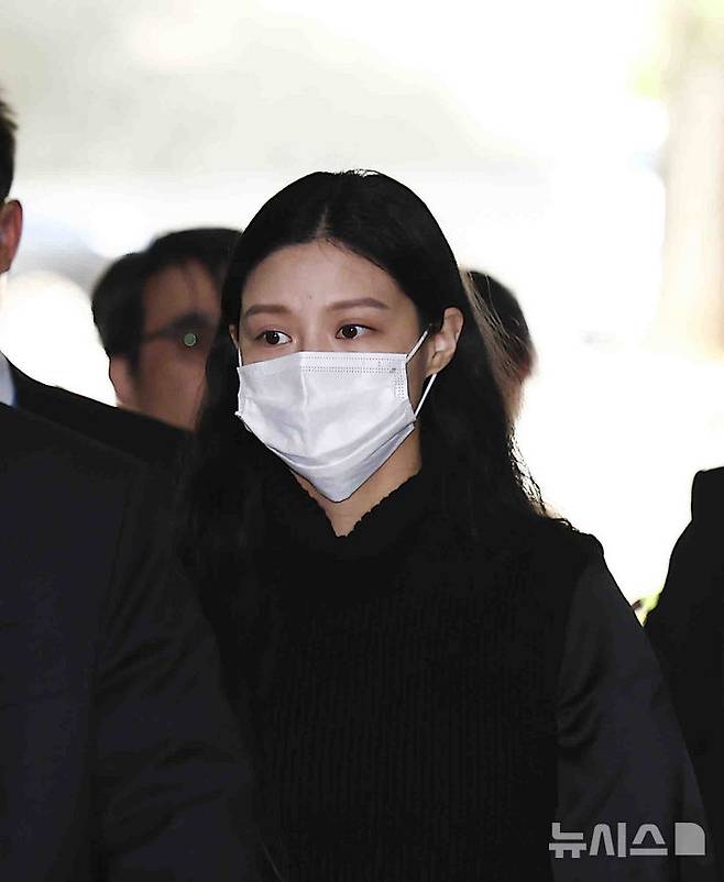 [서울=뉴시스] 김근수 기자 = 입시비리 혐의로 1심에서 벌금형을 선고받은 조국혁신당 조국 전 대표의 딸 조민이 23일 서울 서초구 서울중앙지방법원에서 열린 2심 선고공판에 출석하고 있다. 2025.04.23. ks@newsis.com