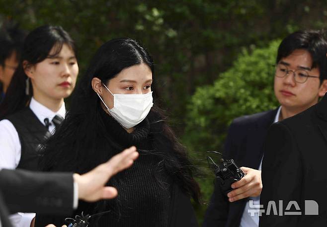 [서울=뉴시스] 김근수 기자 = 조국혁신당 조국 전 대표의 딸 조민이 23일 서울 서초구 서울중앙지방법원에서 열린 허위작성공문서행사, 업무방해, 위계공무집행방해 혐의 관련 2심 선고 공판에서 벌금 1천만원을 선고받은 후 법원을 나서고 있다. 2025.04.23. ks@newsis.com