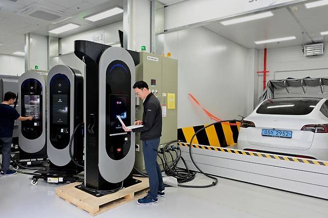 [서울=뉴시스] 사진은 LG전자 실차 시험소에서 전기차 충전기를 실제 차량과 연결해 충전 중 발생하는 다양한 상황을 테스트하는 모습. (사진=LG전자 제공) 2024.10.10. photo@newsis.com *재판매 및 DB 금지