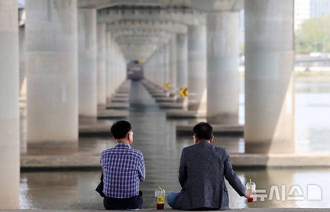 [서울=뉴시스] 이영환 기자 = 서울의 낮기온이 24도까지 오르며 초여름 날씨를 보인 23일 오후 서울 영등포구 여의도한강공원을 찾은 시민들이 마포대교 아래 그늘에서 휴식을 취하고 있다. 2025.04.23. 20hwan@newsis.com