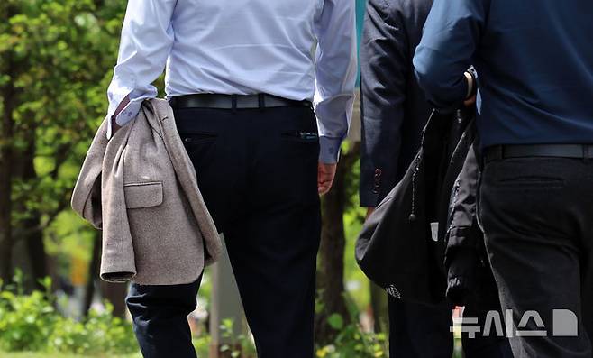 [서울=뉴시스] 이영환 기자 = 서울의 낮기온이 24도까지 오르며 초여름 날씨를 보인 23일 오후 서울 영등포구 여의도공원에서 시민들이 외투를 손에들고 이동하고 있다. 2025.04.23. 20hwan@newsis.com